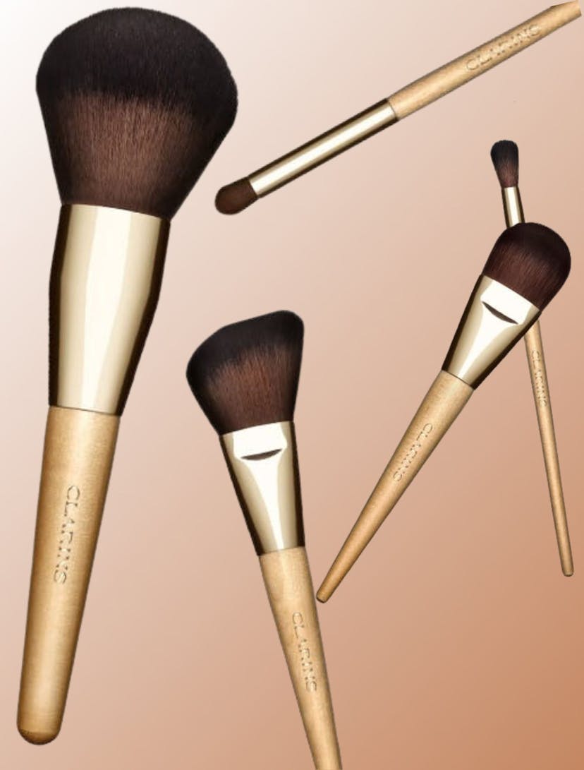 5 different Clarins make-up brushes.