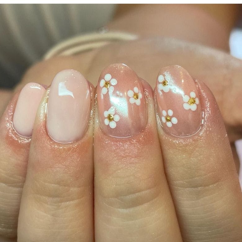 Small white daisies  nail art