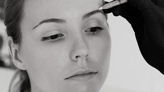 How To: Thin ’90s Brows, Without Over-Plucking A Hair